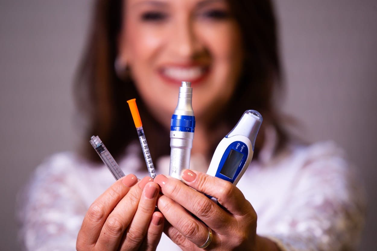 Profissional realizando procedimento estético facial premium